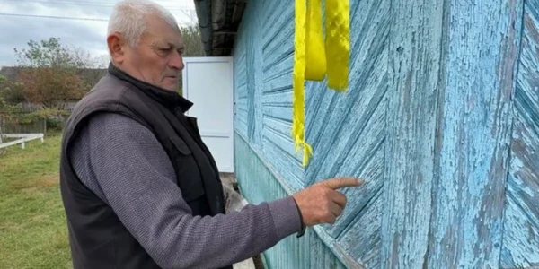 Житель волинського села збудував дім із дров та глини