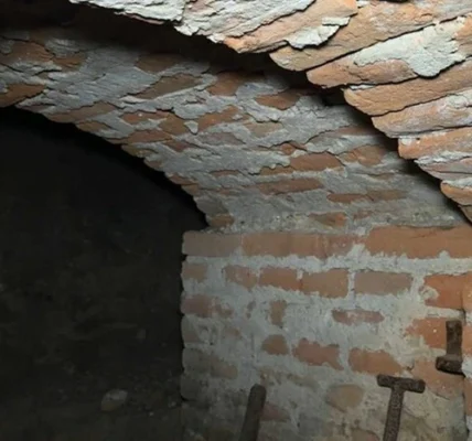 На Хмельниччині чоловік придбав будинок та виявив під ним глибоке підземелля