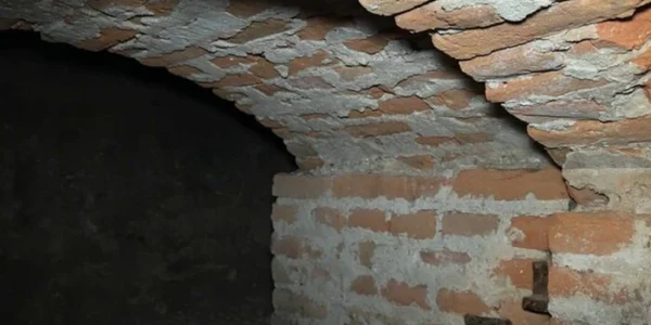 На Хмельниччині чоловік придбав будинок та виявив під ним глибоке підземелля