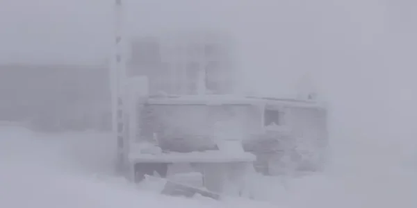 Карпати накрила негода: оголошено штормове попередження