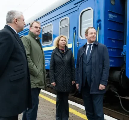 Голова МЗС Нідерландів прибув до Києва