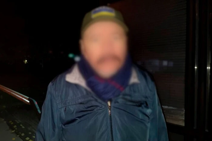 На Печерську поліція затримала таксиста, який поєднував роботу зі збутом наркотиків