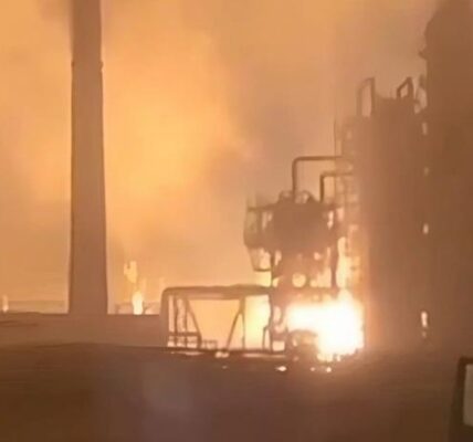 ЗМІ: Дрони "зупинили" роботу великого НПЗ Росії