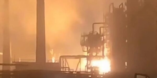 ЗМІ: Дрони "зупинили" роботу великого НПЗ Росії