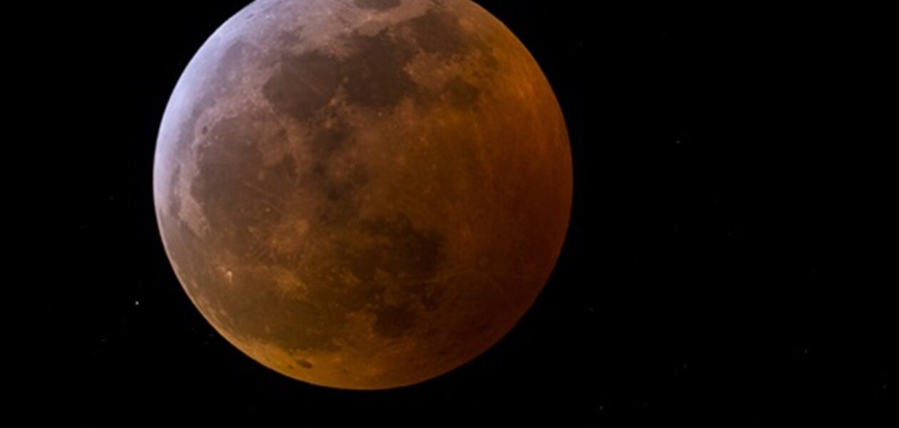 Стало відомо, коли українці зможуть побачити Бобровий супермісяць