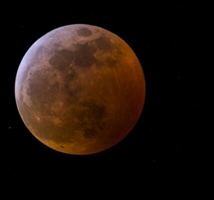 Стало відомо, коли українці зможуть побачити Бобровий супермісяць