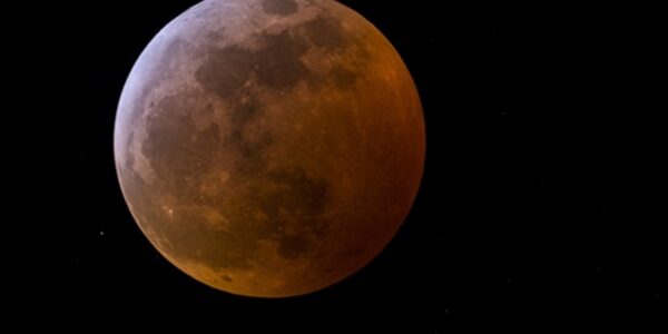 Стало відомо, коли українці зможуть побачити Бобровий супермісяць