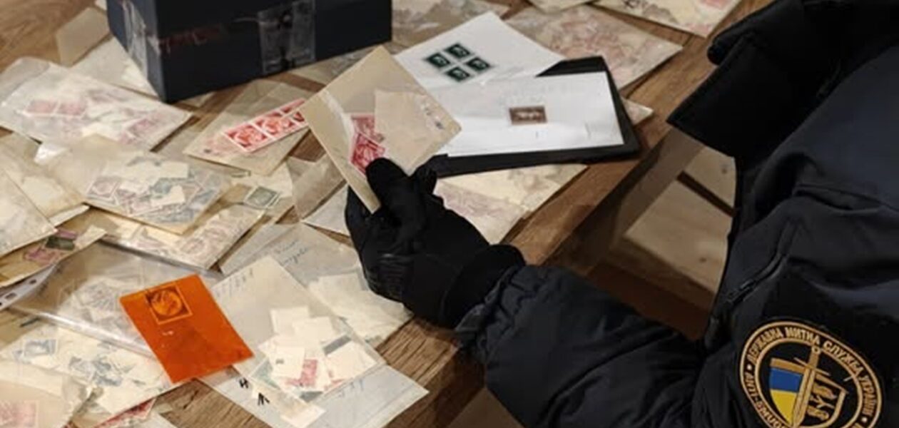 На кордоні вилучили марки з нацистською символікою