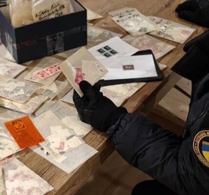 На кордоні вилучили марки з нацистською символікою