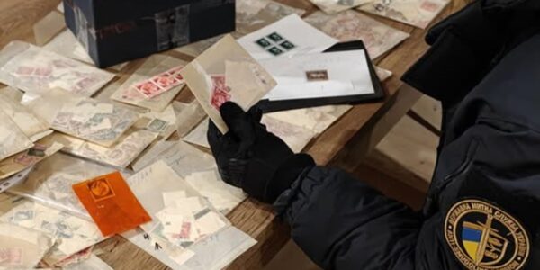 На кордоні вилучили марки з нацистською символікою