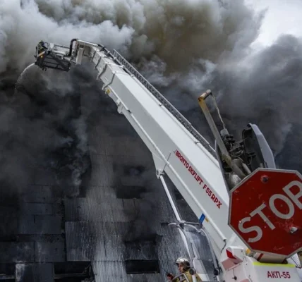 Удар по Києву: рятувальники продовжують гасити пожежі та розбирати завали