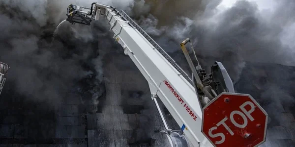 Удар по Києву: рятувальники продовжують гасити пожежі та розбирати завали