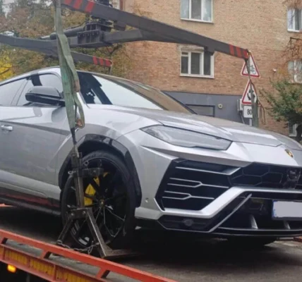 У Києві водій Lamborghini вразив недолугим паркуванням (фото)