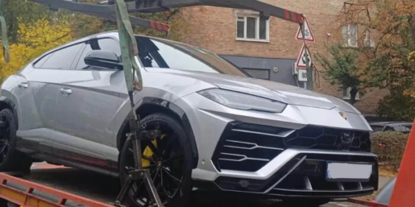 У Києві водій Lamborghini вразив недолугим паркуванням (фото)