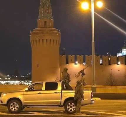 Москва відбиває атаку дронів: біля Кремля чергує мобільна вогнева група (фото)