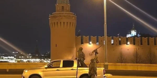 Москва відбиває атаку дронів: біля Кремля чергує мобільна вогнева група (фото)