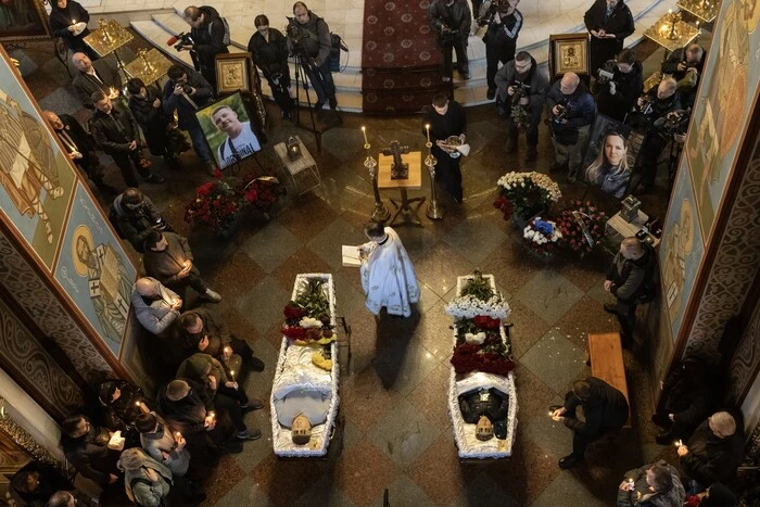 Київ попрощався із журналісткою та оператором телеканалу FreeДом, що загинули у Краматорську