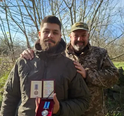 Тягнибок показав сина-воїна, нагородженого медаллю (фото)