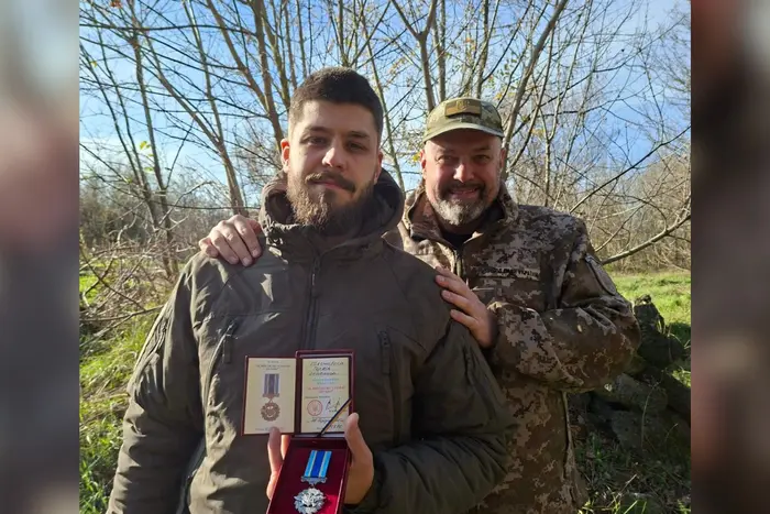 Тягнибок показав сина-воїна, нагородженого медаллю (фото)