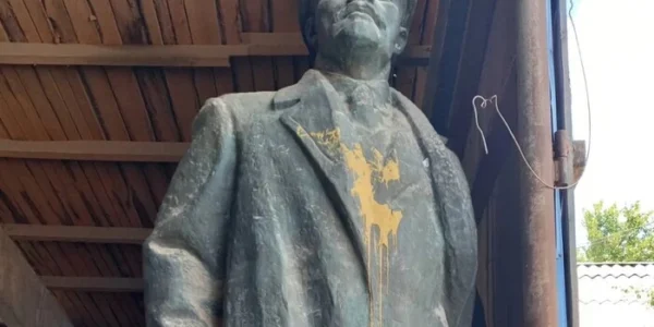 Щоб наповнити бюджет, село на Полтавщині вирішило продати бронзову фігуру Леніна