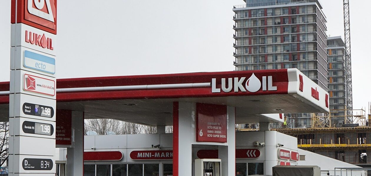 Румунія готує державний контроль над активами Лукойла