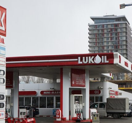 Румунія готує державний контроль над активами Лукойла
