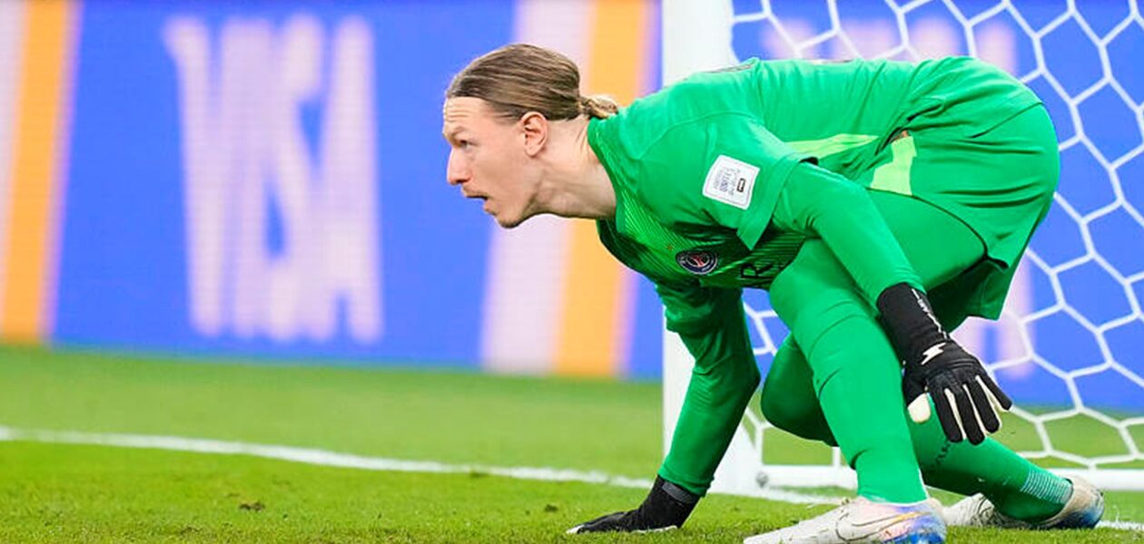 Сафонов, граючи за ПСЖ, на пенальті зламав собі руку