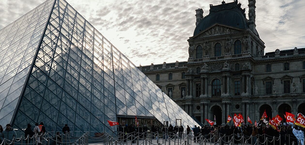 Лувр відкрили для відвідувачів після страйку