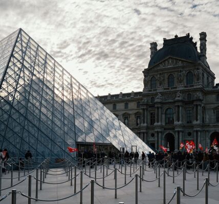 Лувр відкрили для відвідувачів після страйку