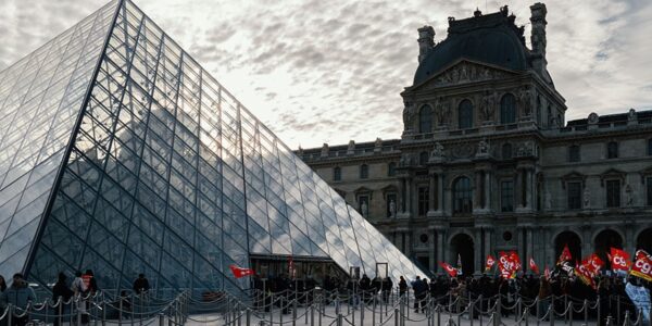 Лувр відкрили для відвідувачів після страйку