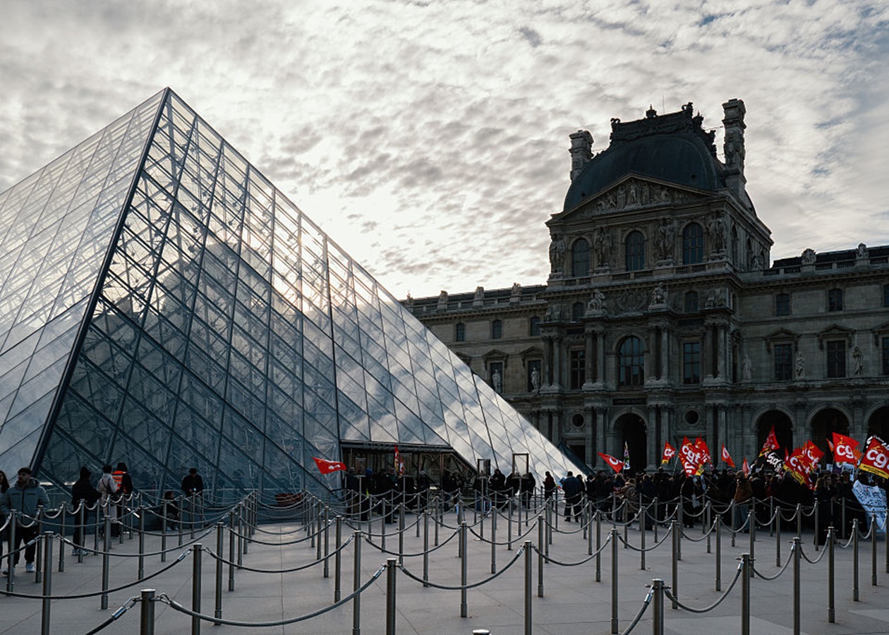 Лувр відкрили для відвідувачів після страйку