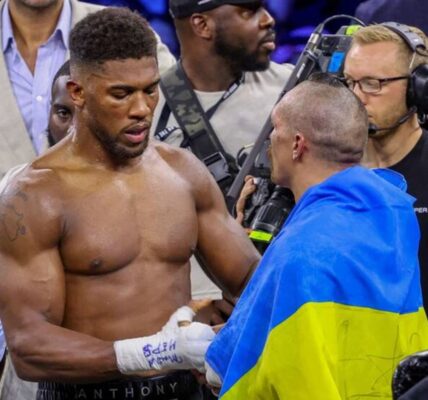 Усик висловив співчуття Джошуа у зв’язку з загибеллю його тренерів