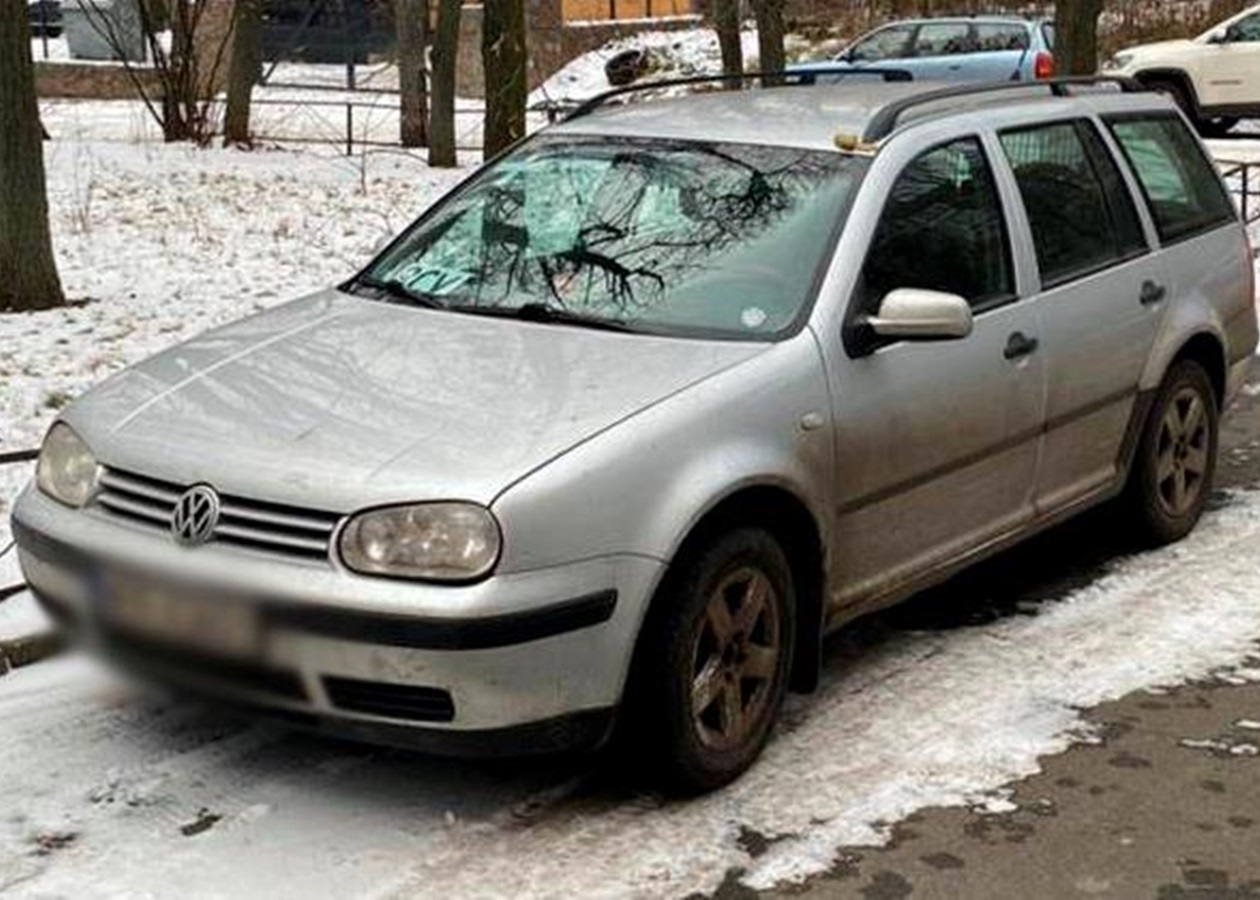 У Києві водій їздив із муляжем міни на даху авто
