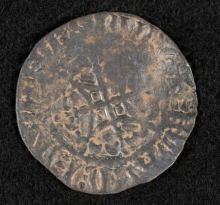 У Шотландії металошукач-аматор виявив найдавнішу відому монету країни