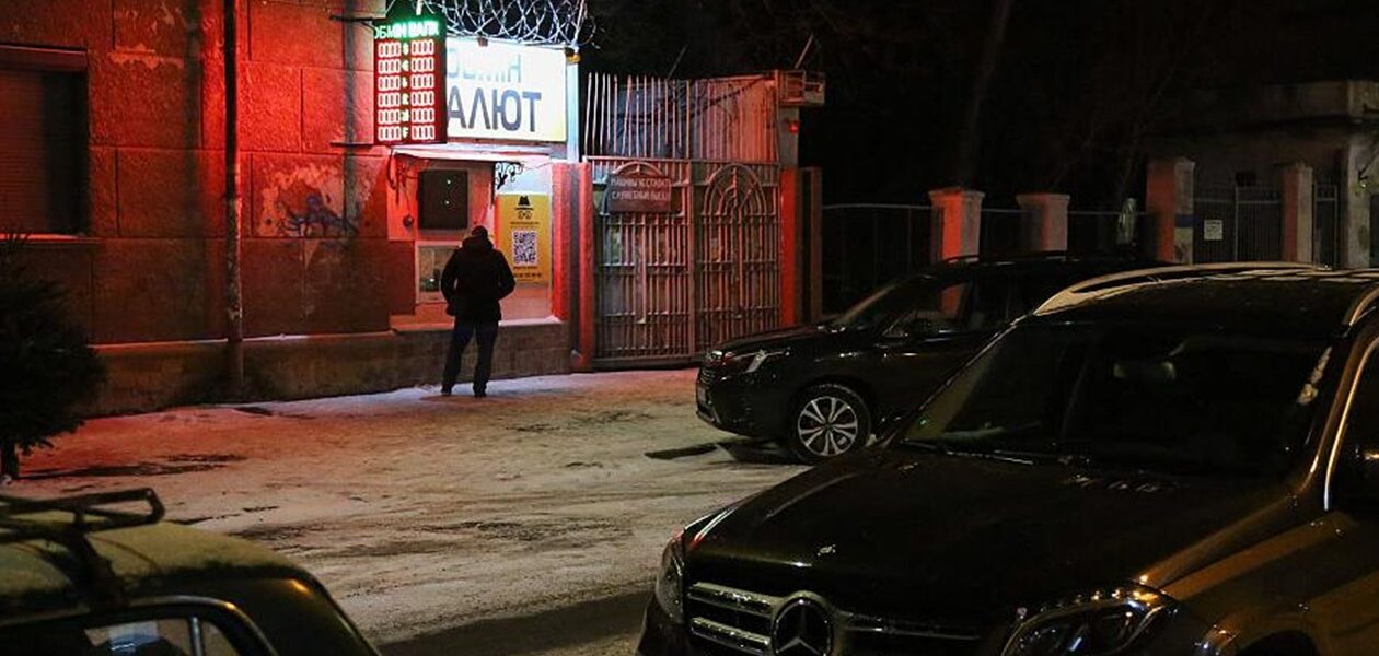 В Україні впали курси долара і євро