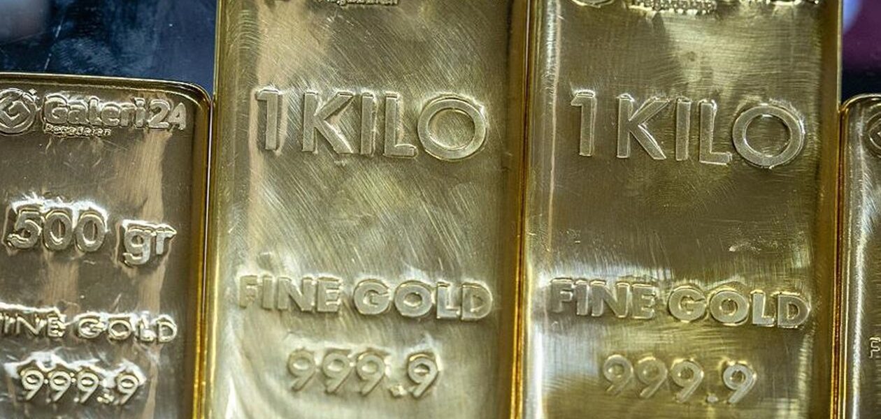 Ціна золота рекордно зросла через слабкий долар