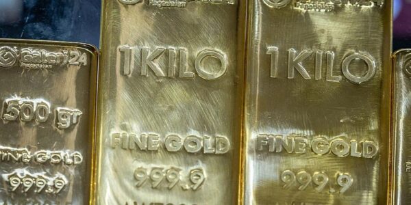 Ціна золота рекордно зросла через слабкий долар