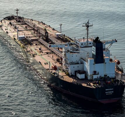 Танкери з російською нафтою дрейфують біля Китаю