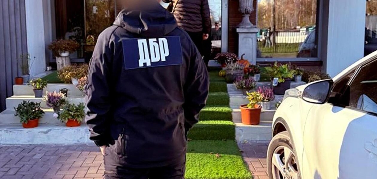 Посадовець міграційної служби приховав майно на десятки мільйонів