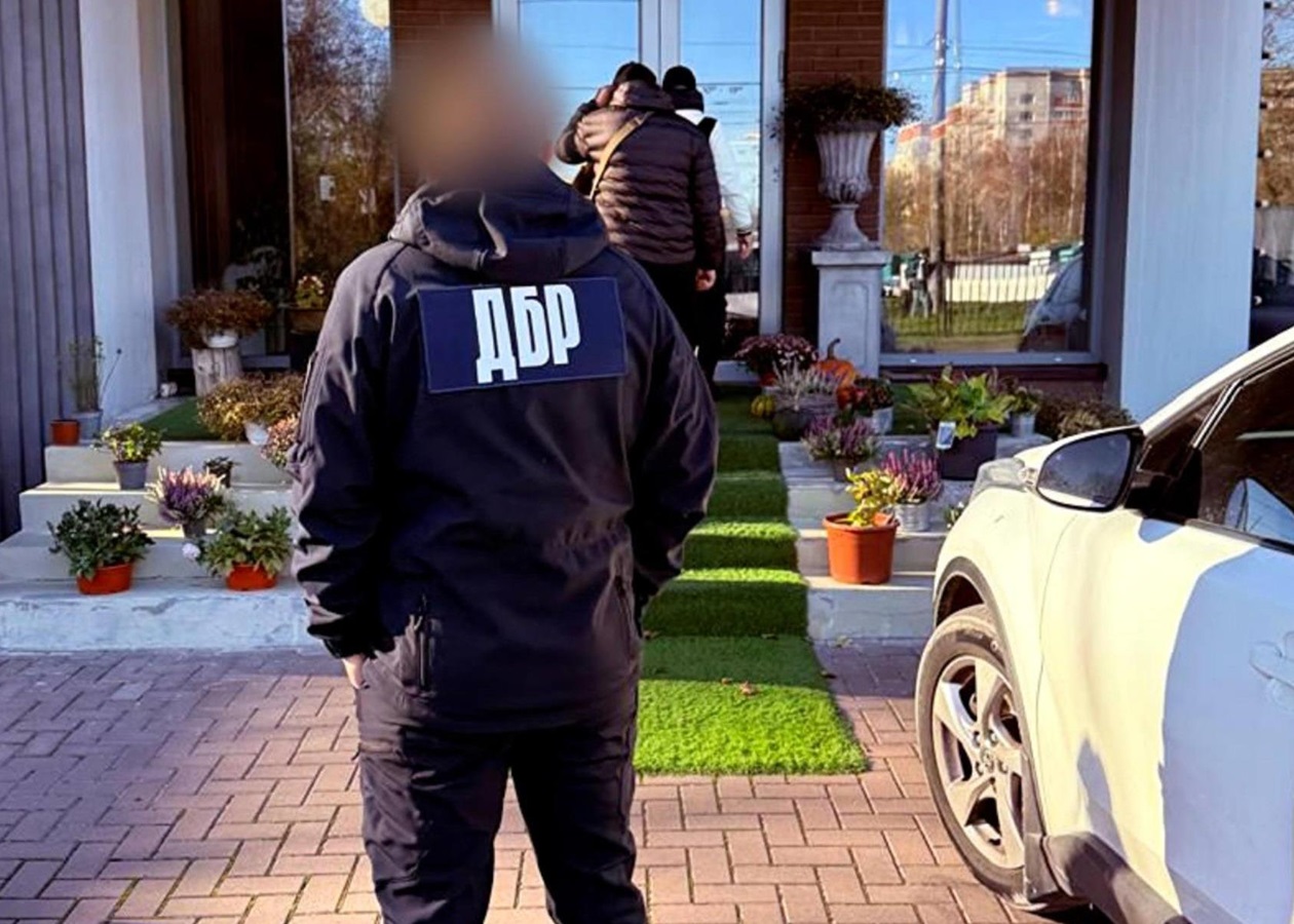 Посадовець міграційної служби приховав майно на десятки мільйонів