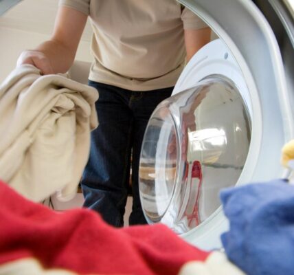 Дії з порятунку: 7 лайфхаків, як відіпрати кулькову ручку з одягу