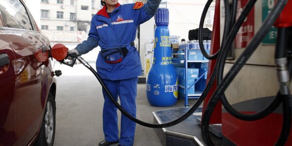 Китай наказав нафтопереробним заводам припинити експорт палива