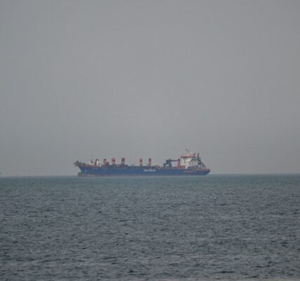 Постачання нафти через Ормузьку протоку обвалилося на 97%