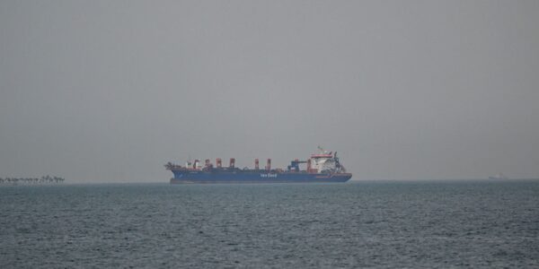 Постачання нафти через Ормузьку протоку обвалилося на 97%