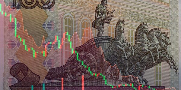 Курс рубля прискорив падіння попри зростання цін на нафту