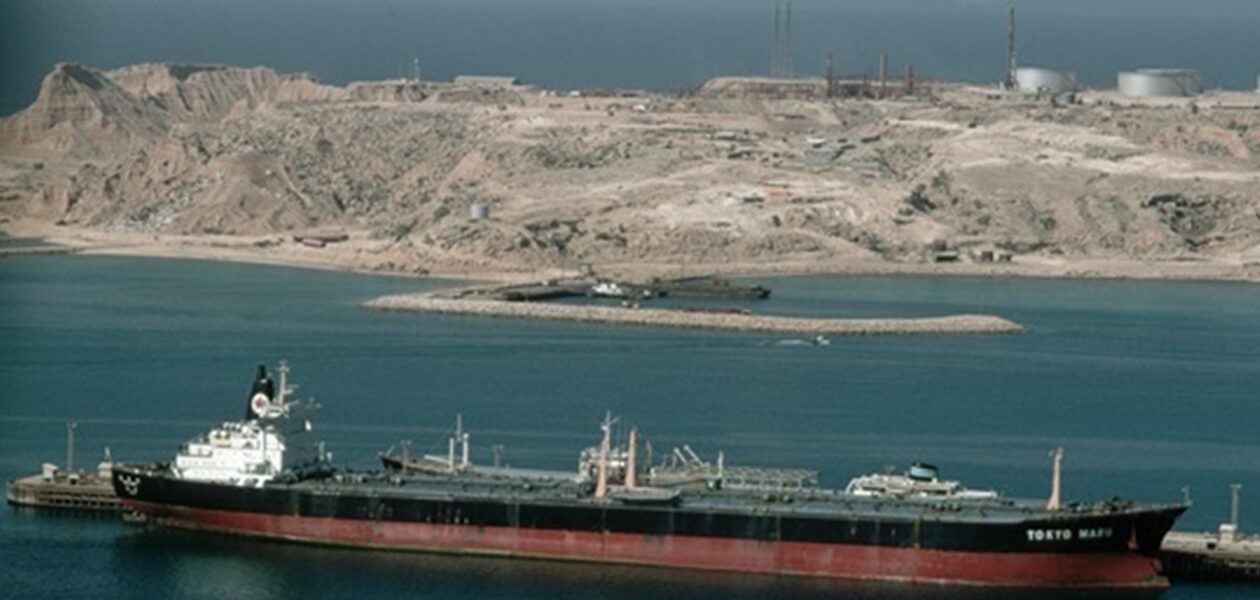 Аналітики назвали ціну на нафту при блокуванні Ормуза до червня