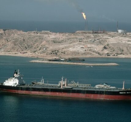 Аналітики назвали ціну на нафту при блокуванні Ормуза до червня