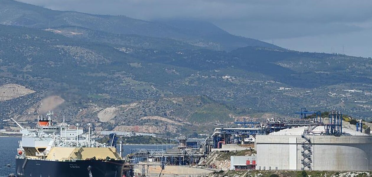 Україна домовляється з Грецією про постачання дизеля та газу