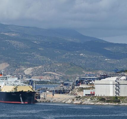 Україна домовляється з Грецією про постачання дизеля та газу