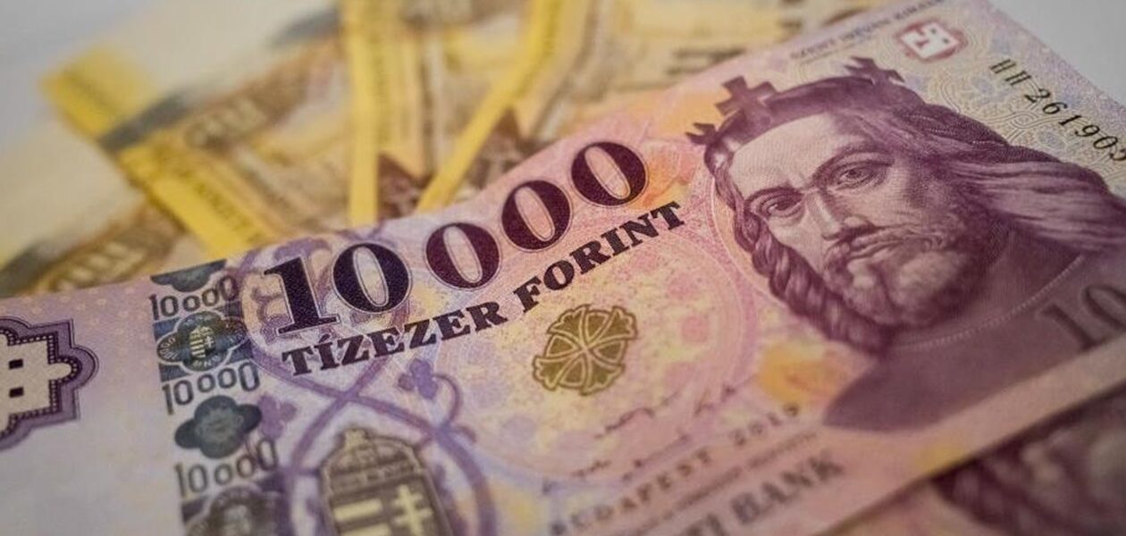 Угорський форинт почав різко дорожчати